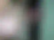 Si masturba con un dildo viola.