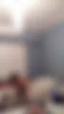 Indossa una protesi estetica della gamba.