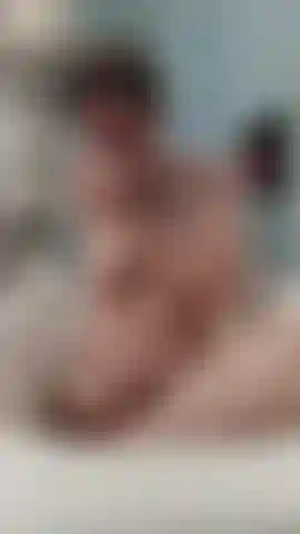 Masturbo nella vasca da bagno con un vibratore e gioco a succhiare con i monconi in modo esplicito.