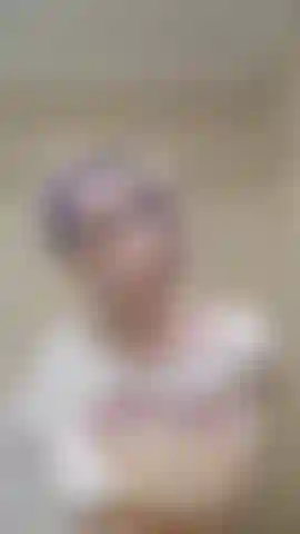 Masturbo nuda nascosta in bagno.