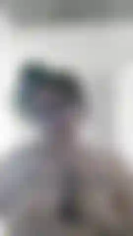 Amputata di entrambi i piedi, che si massaggia i monconi e si masturba.