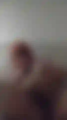 Un'amputata che si masturba in silenzio.