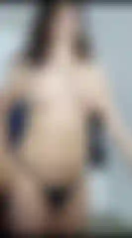 Che tocca_la_mia_figa_per_te_e_offre_un_delizioso_squirting.