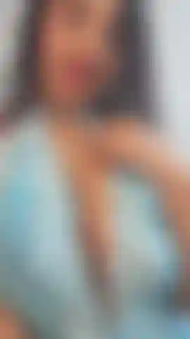 Gioco con le mie tette e le ricopro di saliva.