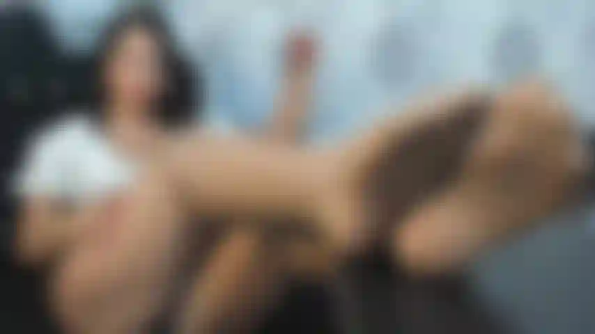 La tua sexy capo si prende cura delle sue gambe