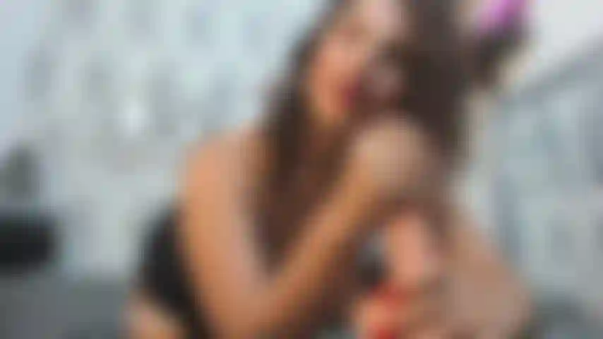 Pompino, unghie rosse, sega, provocazione.