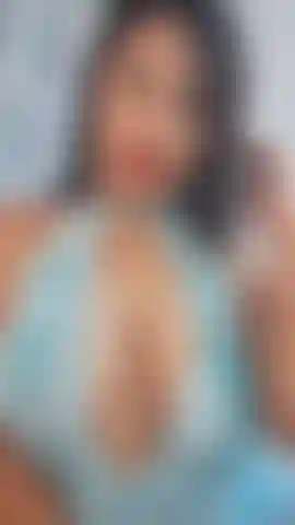 Ti seduco con il mio seno enorme e i miei occhi.