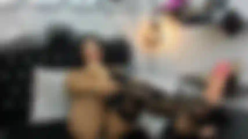 La tua ragazza gioca con il tuo cazzo mentre indossa le tue calze di nylon dopo una lunga giornata di lavoro, ti mette i piedi sudati sulla faccia, ti fa diventare il cazzo duro, poi lo masturba con i piedi in modo così sexy e caldo.