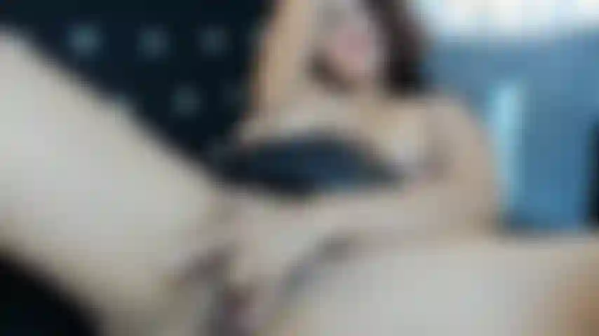 Mi scopo la figa da molto vicino, lo faccio in modo cremoso per te, la apro perché tu possa vedere quanto è rosa, vedrai il mio sorriso da picara.