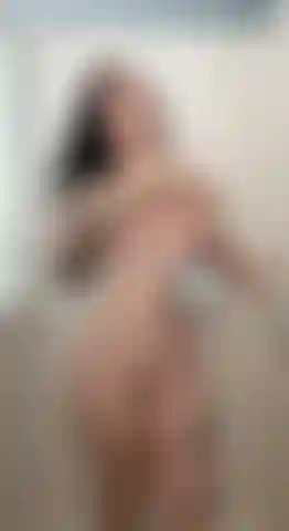 Fai la doccia con me mentre ti succhio e ti scopo.