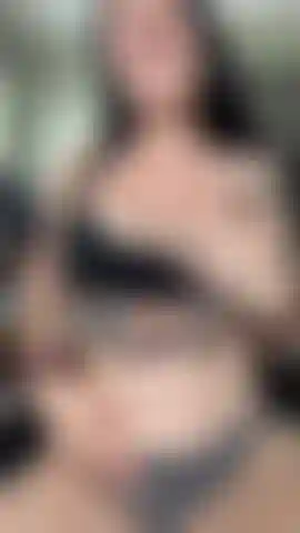 Ammanettata e sto diventando cremosa con il mio giocattolo di vetro.