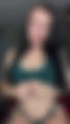 Spogliarello cremoso e gioco di figa.