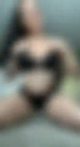 La troia che cavalca dick viene così forte.