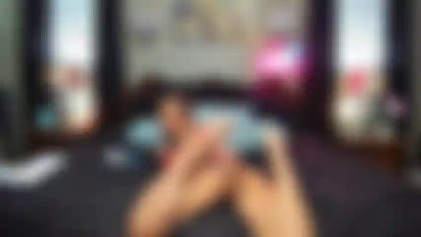 Mi scopo il culo con il mio nuovo giocattolo di vetro e poi ci spalmo sopra la crema.