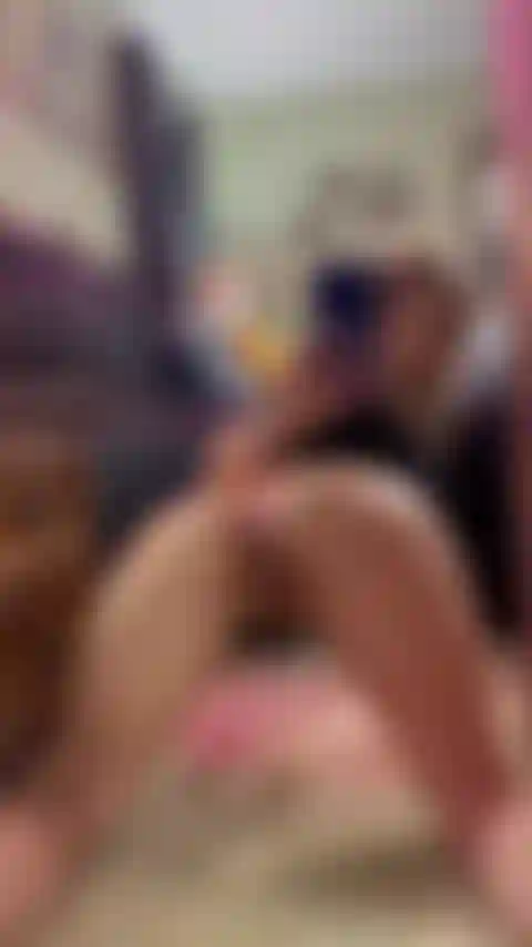 Piegata e oliata con un plug anale.