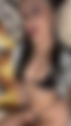 Con la figa ben rasata.