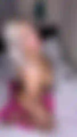 Guarda una bella ts bionda che si masturba il suo grosso cazzo 💕.