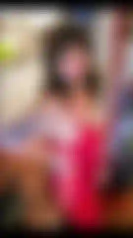 Sexy ragazza matura si spoglia con il gioco.