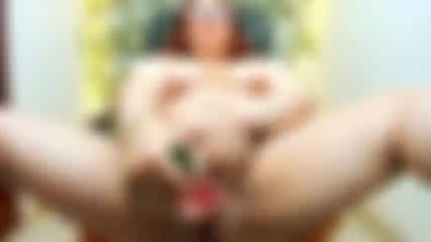 Che gioca con due dildo nella sua figa.