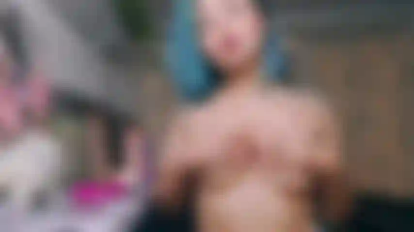 Apprezzamento di boobies! Massaggio con olio succoso sulle tette.