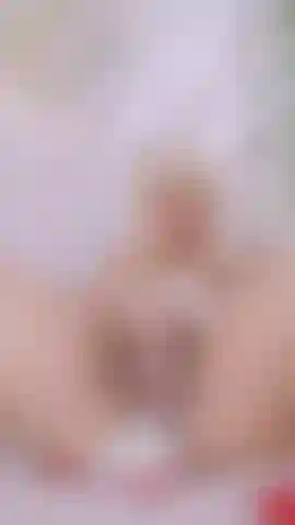 Una coniglietta birichina che gioca con la sua figa per te!!