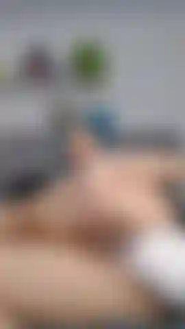 Prendo a pugni il dildo nella mia figa bagnata con il tappo della coda.