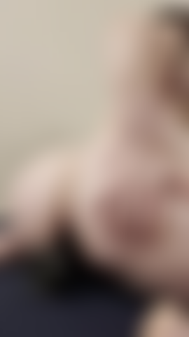 Un grosso dildo anale realistico da un minuto.