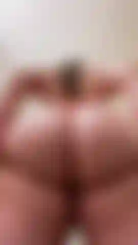 Un minuto e mezzo di movimento del culo in perizoma arancione.