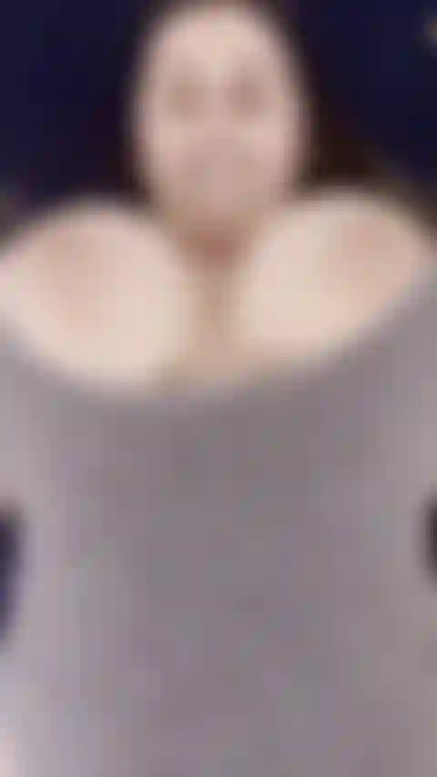 Titty rimbalza in tuta grigia.