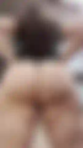 Il mio culo trema per un minuto e mezzo.