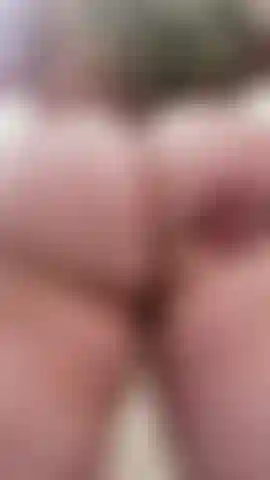 Il culo si solleva, si abbassa e si allarga nel perizoma.