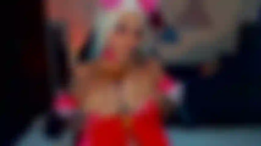 Gioco con la dolce figa e le mie tette perfette.