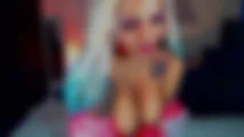 Vuoi vedere come gioco con la mia figa e faccio un bel pompino?