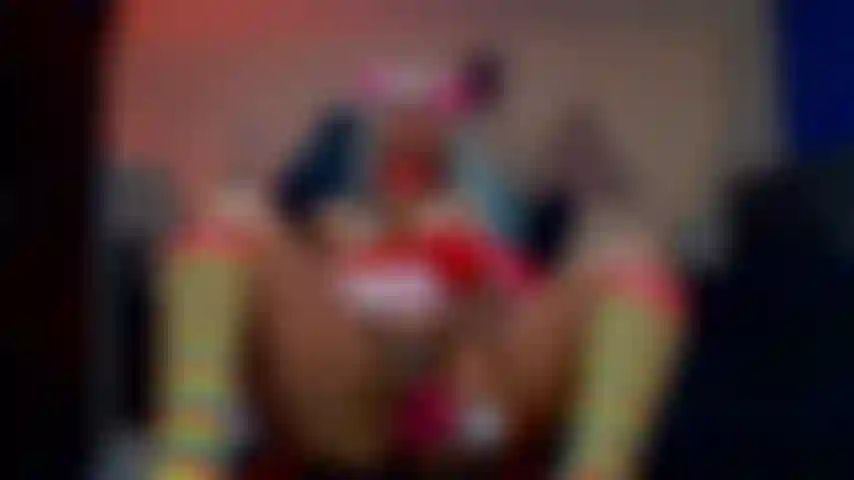 Ti invito a vedere qualcosa di delizioso e caldo.