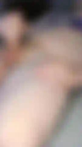 Il cazzo alto sfoggia un bikini viola senza sperma.