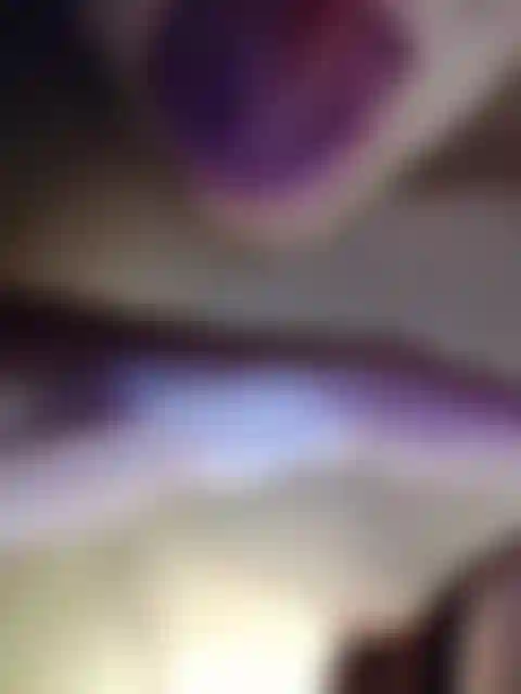 Leccandomi la mano per papà.