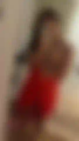Torniamo dal nostro primo appuntamento, riuscivo a vedere il tuo cazzo che pulsava attraverso i pantaloni e mi ha fatto diventare così eccitata sapendo che volevi scoparmi con questo vestito… così quando arrivo a casa mi dico vaffanculo e ti mando questo piccolo video. Cosa succede dopo?