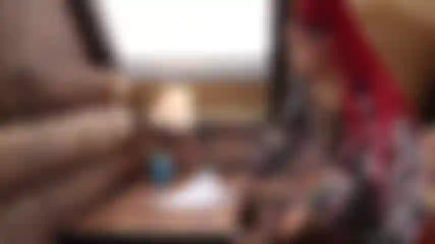 Questa segretaria ha bisogno di formazione. Colpiscimi la figa con il tuo grosso cazzo di papà. Questa figa è tua? Te lo scoperai?
