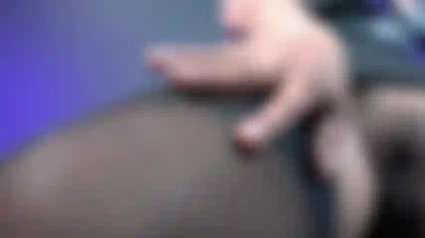 Mi prendo in giro con la mia figa pelosa e le mie tette.