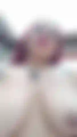 Ti strizzo le tette e le faccio rimbalzare sul viso.