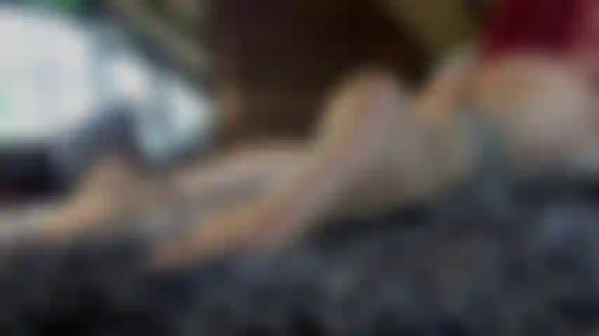 Scuoto il culo nudo.