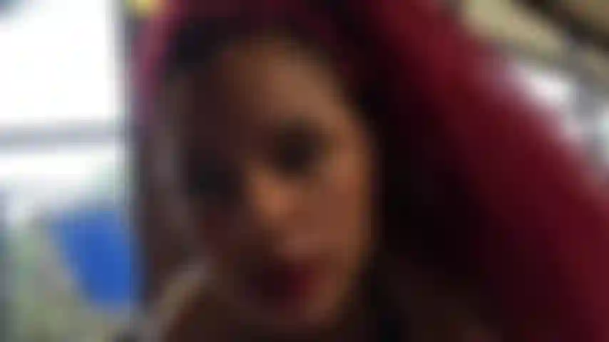 Sei così fottutamente sexy in questo momento. Sembri un angioletto sexy con le tue labbra avvolte intorno a me in quel modo.