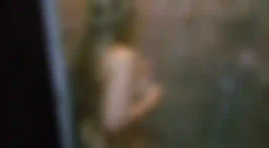 Vieni con me a fare una doccia.