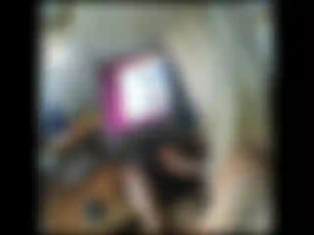 Mostra i piedini e scopa con un dildo in webcam.