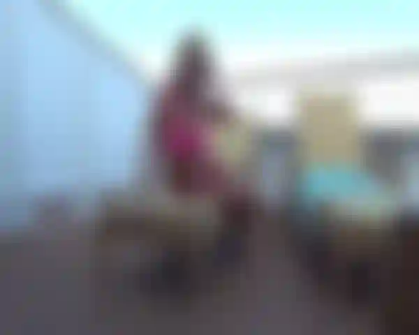 Mi masturbo con vibrazioni e dildo su una nave da crociera.