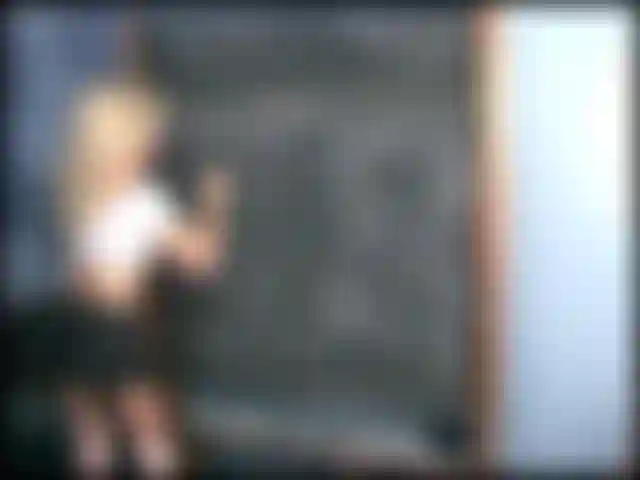 La studentessa christie gioca con la sua figa stretta.