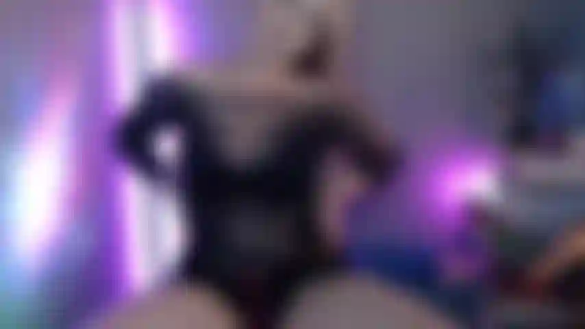 Squirto, vengo e cremo la figa con un grosso dildo.