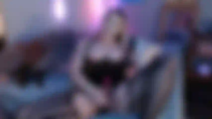 Una figa rosa bagnata e una figa pelosa scopata da un grosso cazzo nero che eiacula due volte con lussuria.