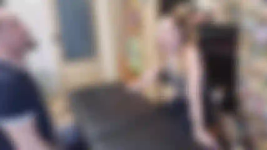 4K femdom sfida di braccio di ferro.
