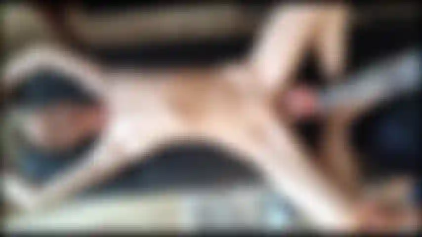 Pov olio sul corpo, gioco sulla figa, scopata, sborra sul culo.